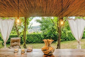 Property grounds - Charming villa overlooking Valfabbrica (Valfabbrica)