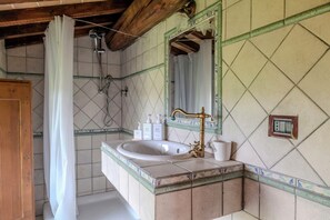 Shower - Charming villa overlooking Valfabbrica (Valfabbrica)