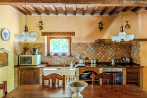 Microondas, horno, lavavajillas y cafetera y tetera 