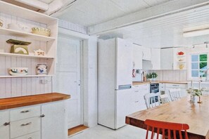 Microwave, oven, dishwasher, coffee/tea maker