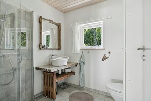 Shower - Forest house with stream by Hjarbæk Fjord (Højslev)
