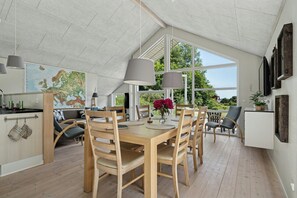Dining - Forest house with stream by Hjarbæk Fjord (Højslev)