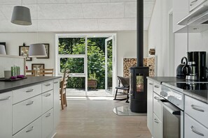 Microwave, oven, dishwasher, coffee/tea maker - Forest house with stream by Hjarbæk Fjord (Højslev)