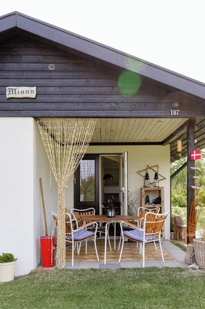 Un bâtiment en bois avec une enseigne portant le nom « Mann » et le numéro « 107 ».