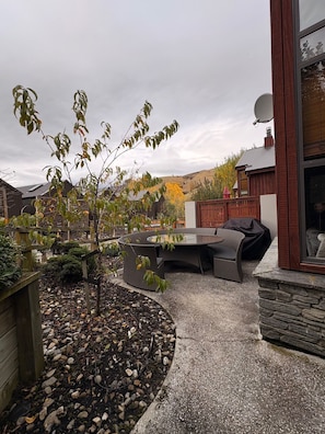 Outdoor dining - Cardrona Alpine Luxe: Your Sanctuary off the Slopes, Perfect for Large Groups (Cardrona)