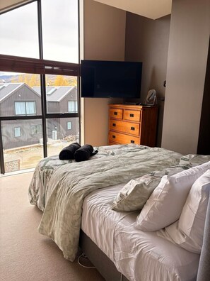 4 chambres, fer et planche à repasser, lit de bébé portatif