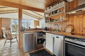 Horno, lavavajillas y cafetera y tetera 