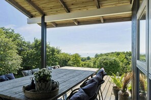 Outdoor dining - Wooden house by Sletterhage Lighthouse on Helgenæs (Knebel)