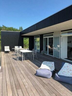 Outdoor dining - Minimalist house with sea view at Helgenæs (Knebel)