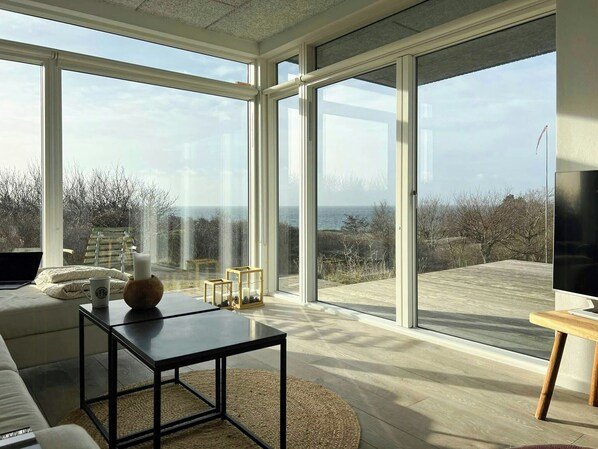 TV, fireplace - Minimalist house with sea view at Helgenæs (Knebel)