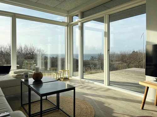 Minimalist house with sea view at Helgenæs