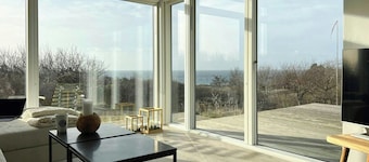 Minimalist house with sea view at Helgenæs