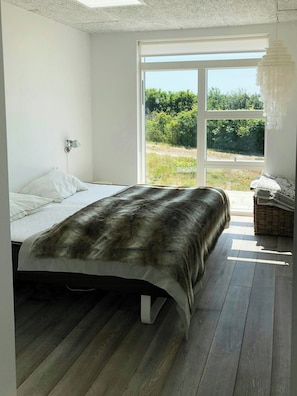 Free WiFi - Minimalist house with sea view at Helgenæs (Knebel)