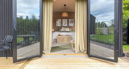 Designer cabin with guest house at Lake Mullsjön