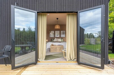 Designer cabin with guest house at Lake Mullsjön