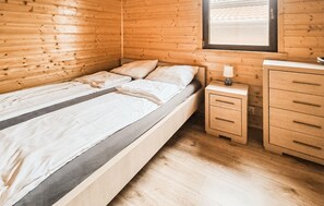 2 bedrooms, travel cot, free WiFi - Awesome home in Darlowo with sauna (Darlowo)