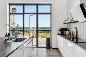Microwave, oven, dishwasher, coffee/tea maker - Modern beach house with sea views at Bjørnsknude (Juelsminde)