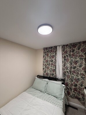 Tabla de planchar con plancha, wifi, ropa de cama