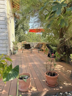 Terrace/patio - Former railway keeper's house with rose garden (Frontenac)