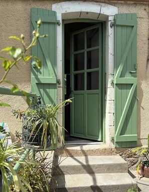Exterior detail - Former railway keeper's house with rose garden (Frontenac)