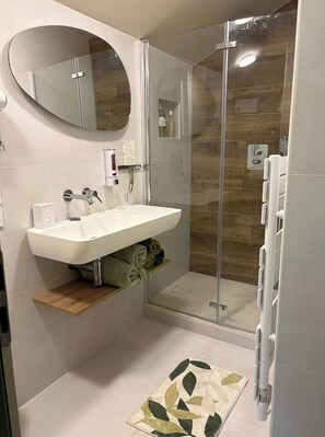 Shower - Former railway keeper's house with rose garden (Frontenac)
