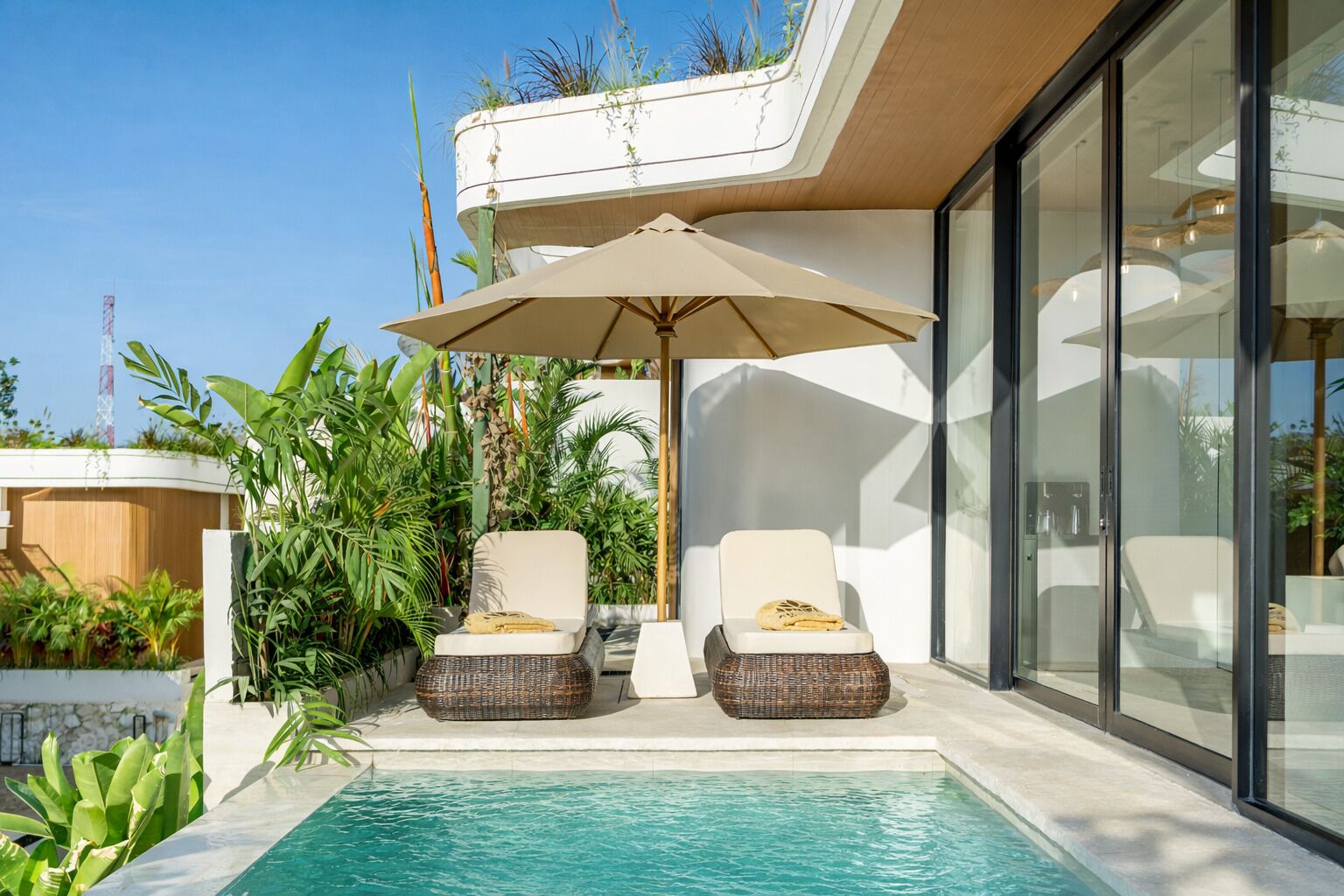 Una piscina al aire libre