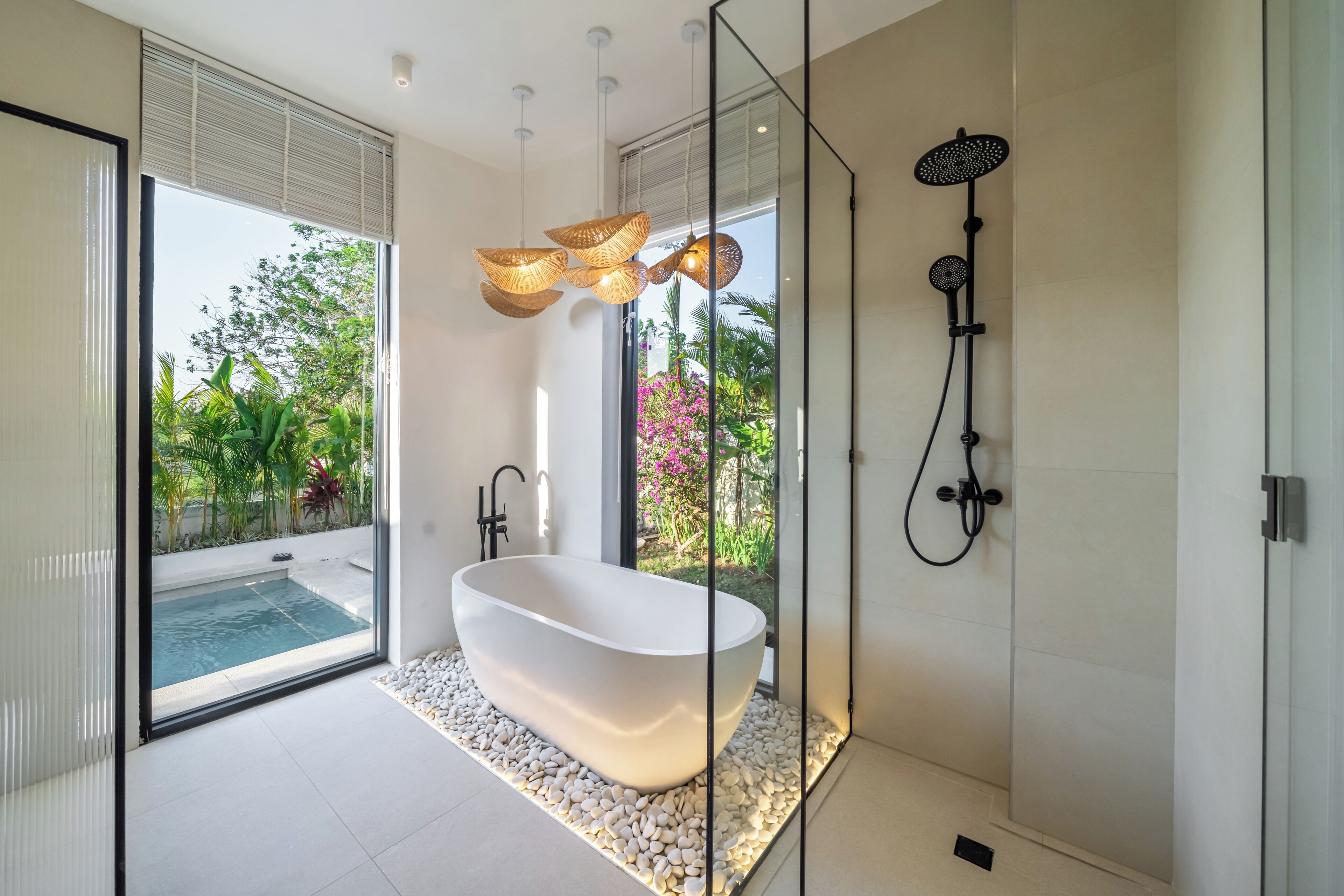 Vila superluxo, 3 quartos, vista para a piscina | Banheiro | Banheira e chuveiro separados, chuveiro com efeito de chuva