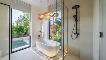 Villa Luxury, 3 camere da letto, vista piscina | Bagno | Vasca e doccia separate, soffione a pioggia, asciugacapelli, pantofole
