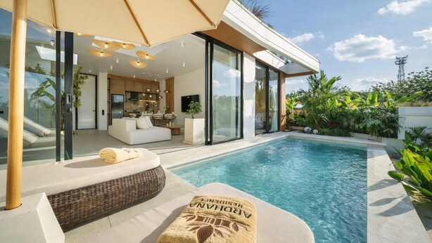 Ein modernes Haus mit Schwimmbad, Liegestuhl und Essbereich.
