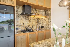 Refrigerador, placa de cocina, tetera/pava eléctrica