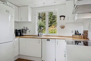 Horno, lavavajillas y cafetera y tetera
