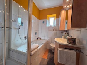 Bathroom - Vrbo Property (Volkach)