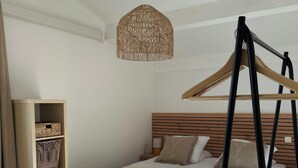 3 bedrooms, free WiFi - Provençal house with pool and Mont Ventoux views (VILLEDIEU)