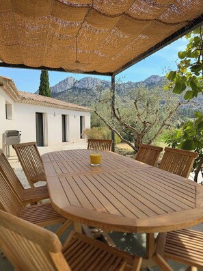 Outdoor dining - Contemporary villa in the heart of the Alpilles (Eyguières,)