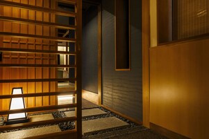 Un interior de madera con una escalera que conduce a una habitación oscura.