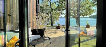 Cabane privée au bord du lac avec embarcadère privé