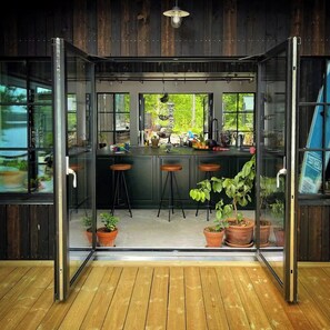 Microwave, oven, dishwasher, coffee/tea maker - Private cabin by the lake with private pier (Lerum)