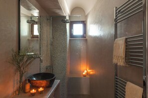 Shower - Historic trullo in Puglia (Ostuni)
