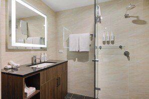 Shower, hair dryer, towels, shampoo - Cozy Studio Near Metro Macquarie Shopping Centre (Macquarie Park)