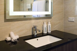 Dusche, Haartrockner, Handtücher, Shampoo