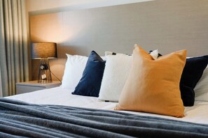 Desk, iron/ironing board, WiFi, bed sheets - Modern 1BR Apt 1KM to Macquarie Park Station (Macquarie Park)