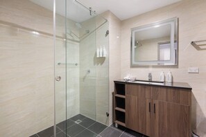 Shower, hair dryer, shampoo - Modern 1BR Apt 1KM to Macquarie Park Station (Macquarie Park)