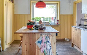Kylskåp, spishäll, diskmaskin och kaffe- och tebryggare