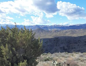 A mountainous landscape with sparse vegetation and a clear sky. - Kiteville Cordes Lakes Motel & RV Park (Cordes Lakes)