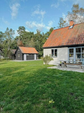 Outdoor dining - House a stone's throw from Ekeviken on Fårö (Fårö)