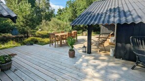Outdoor dining - Cottage with wilderness bath near beach at Odden (Sjællands Odde)