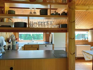 Oven, dishwasher, coffee/tea maker - Cottage with wilderness bath near beach at Odden (Sjællands Odde)