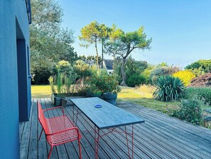 Outdoor dining - Contemporary haven on the Breton coast (Plouhinec)