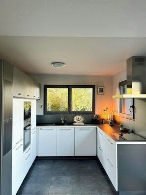 Microwave, oven, dishwasher, coffee/tea maker - Contemporary haven on the Breton coast (Plouhinec)
