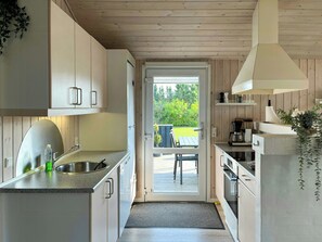 Microwave, oven, dishwasher, coffee/tea maker - Holiday home by beach and forest near Hals (Hals)